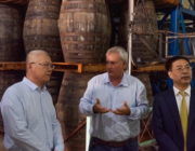 Barbade. L’ambassadeur chinois visite la distillerie de rhum Foursquare